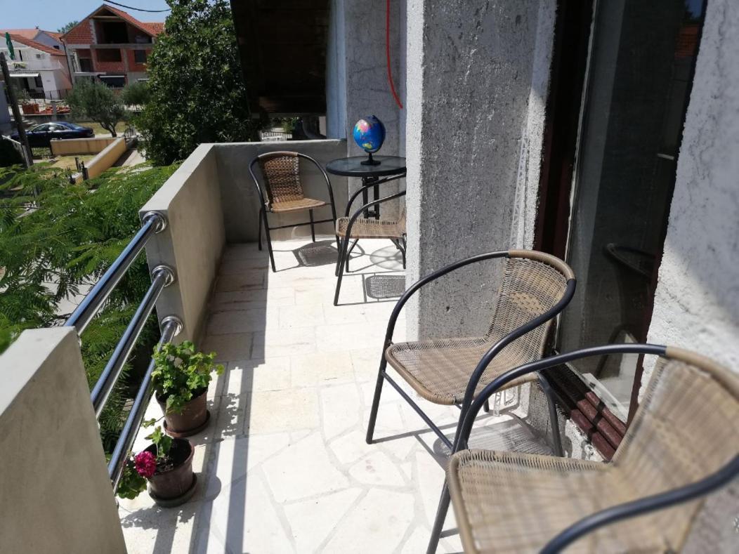 Apartment Zola Горни Карин Екстериор снимка