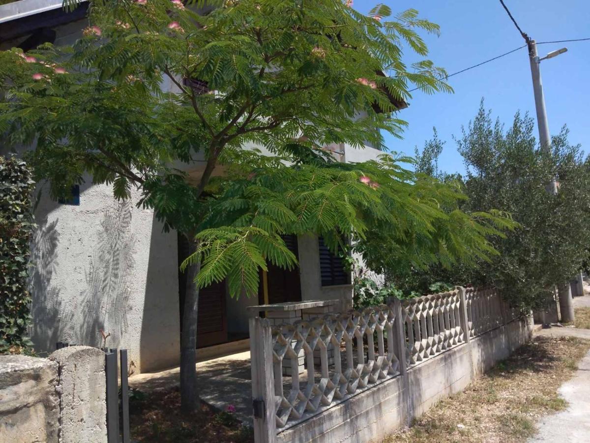 Apartment Zola Горни Карин Екстериор снимка
