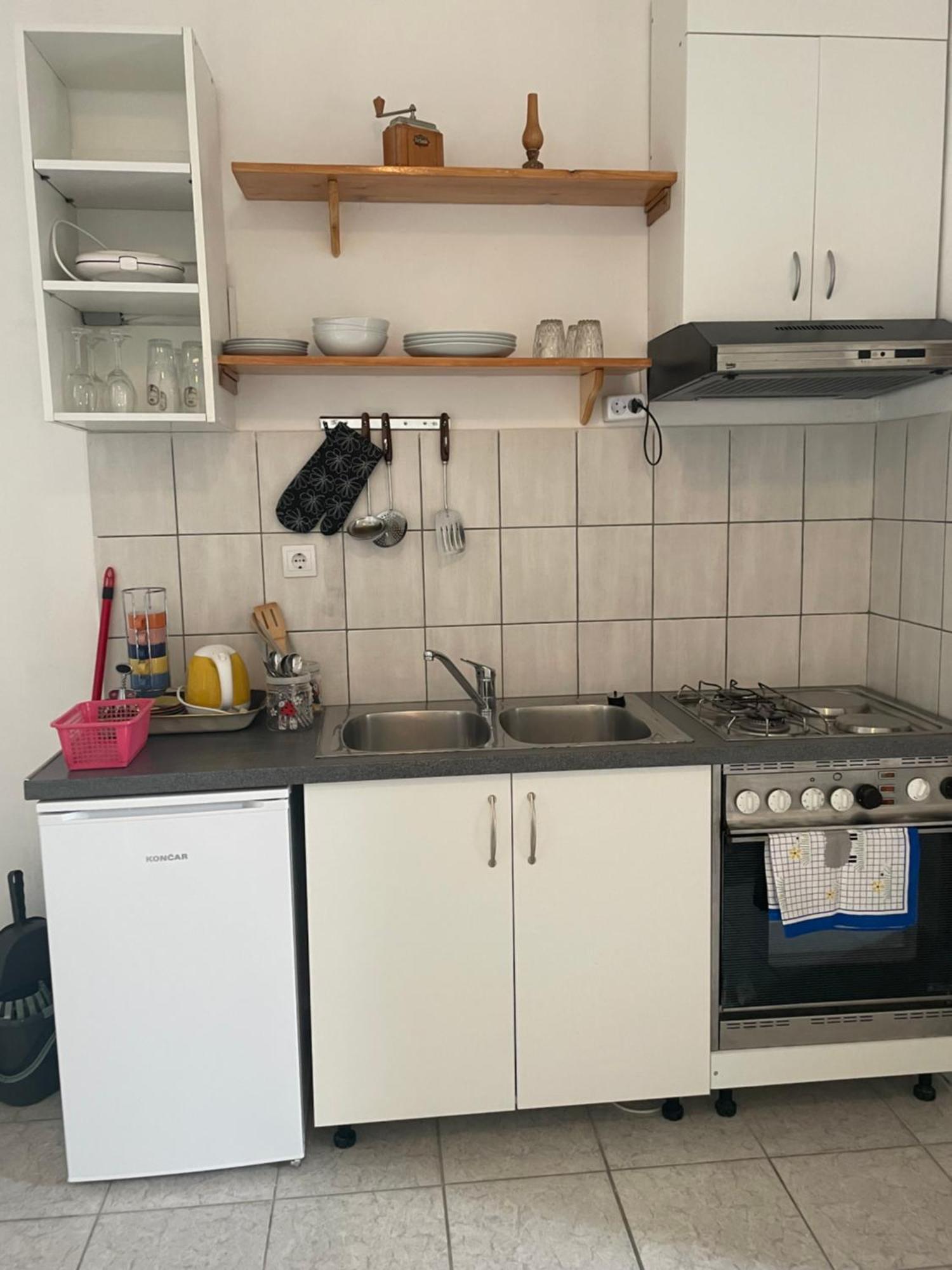 Apartment Zola Горни Карин Екстериор снимка