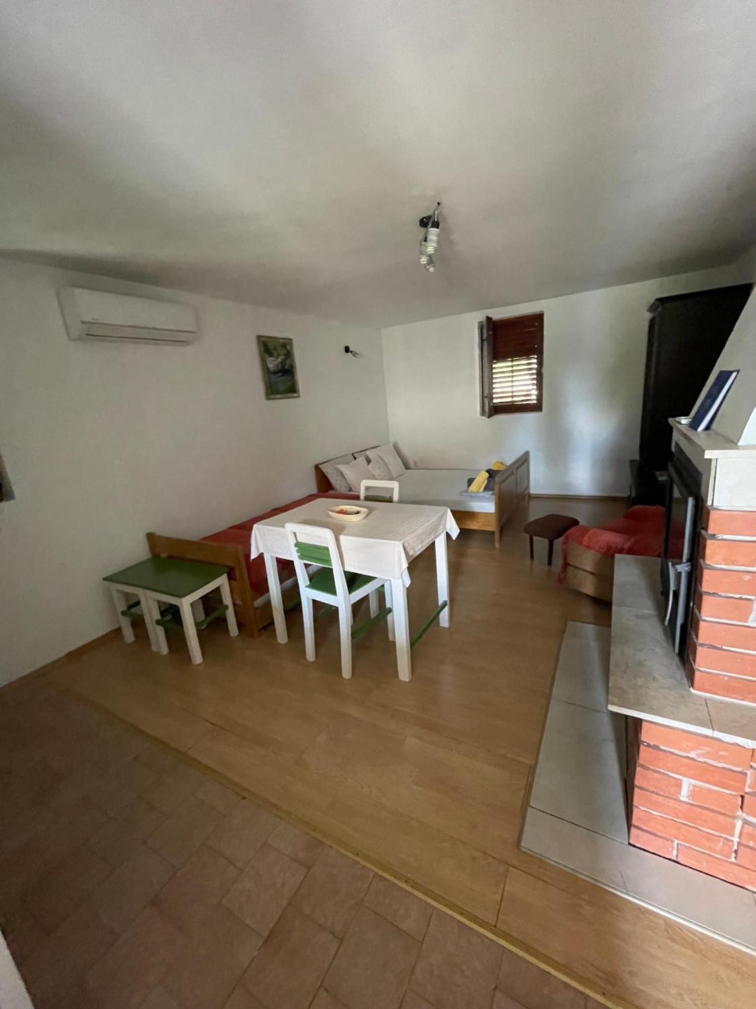 Apartment Zola Горни Карин Екстериор снимка